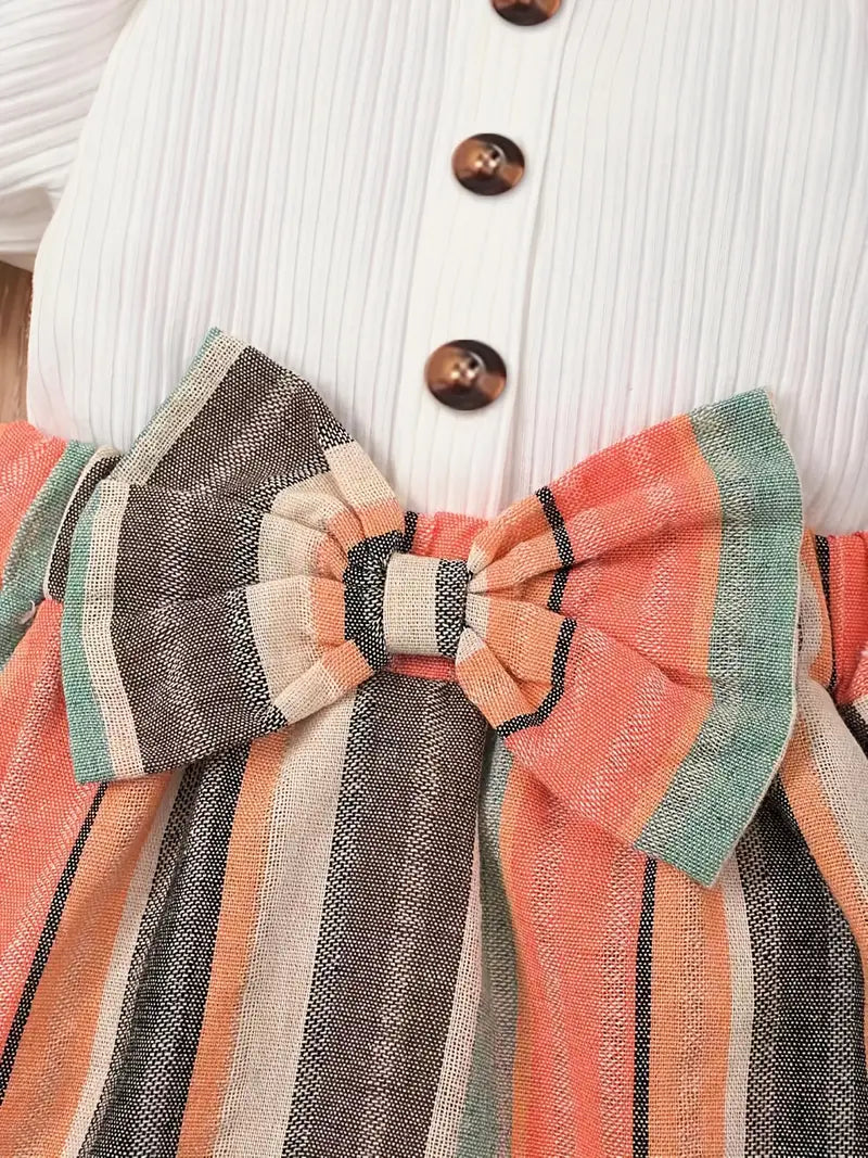 Vestido de rayas con lazo.